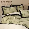 Juego de ropa de cama de cuatro piezas estilo vintage de invierno, lujoso de terciopelo de leche, con terciopelo grueso bordado de alta gama, incluyendo una funda de edredón y una sábana bajera