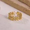 Anillo Sencillo Nuevo de Acero Inoxidable Dorado con Marco de Flor Hueca para Mujer con Pétalo Geométrico Anillo Abierto Joyería Transfronteriza