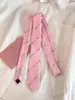 Pantalones de Moda con Lunares Rosa Dulce tipo Corbata con Accesorios de Cinturón y Cordón en la Cintura Bufanda de Accesorios para el Cuello de Nicho Atada a Mano