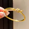 Pulseira com fecho de nó em zircônia, banhada a ouro 18K real, requintada, moderna, versátil, luxo leve, joias femininas de alta qualidade