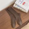 Calcetines nuevos de color liso para hombre otoño e invierno versátiles de caña media para hombre ins de moda calcetines de baloncesto de caña larga japoneses al por mayor