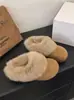 Chinelos Peludos Femininos com Aumento Interno de Altura para Uso Externo Novo Estilo Outono/Inverno 2026 Botas de Neve Birkenstock com Forro de Pelúcia Chinelos de Algodão