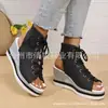 Sandálias de Salto Anabela Peep-Toe com Amarração Frontal Transfronteiriças 2026 Novo Estilo de Verão Solado Grosso Moda Simples Estilo Europeu e Americano Chinelos Femininos