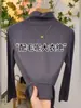 Elegante camisa básica de cuello alto medio de color negro sólido de carbono para mujer, nueva tendencia versátil de ajuste ceñido 2025