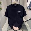 Camiseta Elegante de Manga Curta para Homens, Novo Verão Estilo Hong Kong Ins Marca Trendy Letra Americana Versátil Manga Média Trendy Solta
