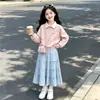 Conjunto de Moda para Meninas Primavera e Outono Novo Estilo Primavera e Outono Moletom Doce com Gola de Laço Conjunto de Duas Peças Saia Fofa
