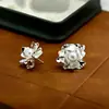 Pendientes de Botón de Flor Tridimensional Metálicos Minimalistas Retro Estilo Francés de Perla de Alto Brillo para Mujer, Pendientes de Diseño Único y Exagerado