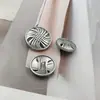 Botones Metálicos Huecos Estilo Chanel de Moda Cosidos a Mano con un Acabado de Alta Gama para Chaquetas de Traje y Camisas de Punto