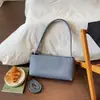 Bolsa de hombro cruzada retro de lujo ligero transfronteriza, nueva de verano 2026, elegante, texturizada, tipo baguette, simple, para debajo del brazo
