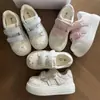 Zapatillas de suela blanda para niñas, nuevo modelo primavera y otoño 2026, zapatos blancos versátiles lindos y a la moda, zapatillas de entrenamiento alemanas estilo gatito
