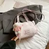 Bolso Pequeño Estampado Estilo Dulce y Femenino para Mujer 2026 Nuevo Estilo Patrón de Lichi Bolso Cubo de Mano Bolso Cruzado de Cuero Suave Primavera y Verano