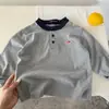 Camiseta Base Infantil 2026 Outono Novo Estilo Camiseta Listrada Tendência para Meninos Manga Longa Meio Botão para Crianças Pequenas e Maiores Top Casual