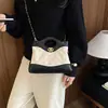 Bolso pequeño de cadena con patrón de rombos estilo Chanel para mujer, nuevo bolso de mano cuadrado pequeño versátil retro de gamuza 2026, se puede llevar en la mano o cruzar.