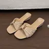 Chanclas de Mujer Verano Elegante Temperamento Modernas Hebilla Metálica Francesa Tacón de Cuña Calzado de Exterior 2026 Sandalias Cómodas Antideslizantes