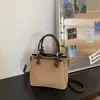 Nova bolsa de camurça retrô 2026, um design de nicho para mulheres, apresentando um estiloso modelo de bolsa saco com um visual sofisticado, adequada para usar no ombro ou transversalmente.