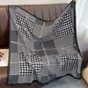 Pañuelo Cuadrado Grande 90 de Sarga Artística con Letras de Moda Reductor de Edad Combinable Chal de Doble Uso Pañuelo de Temperamento de Alta Gama