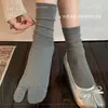 Calcetines de Pezuña de Oveja con Dedos Separados para Mujer Algodón Puro Otoño/Invierno Gris Retro Coreano Calcetines Largos Sueltos Calcetines de Dos Dedos a Media Pantorrilla Venta al por Mayor