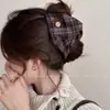 Presilha de Garra Triangular com Concha de Cetim Estilo Francês, Acessório de Cabelo Versátil de Alta Qualidade e Tendência para a Parte de Trás da Cabeça