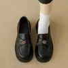 Mocassins de couro macio com camélia para mulheres, novo modelo verão e outono 2026, sapatos slip-on estilo retrô de sola grossa na cor marrom