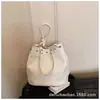 Bolso de hombro transfronterizo 2026 nuevo de nicho con tachuelas, gran capacidad, casual, simple, texturizado, versátil para el trabajo, bolso de axila para mujer