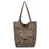 Nova bolsa de lona com estampa de leopardo, moderna e estilosa, com um toque preppy universitário, casual e de grande capacidade, perfeita como bolsa de ombro