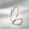Anillo de Acero Inoxidable Nuevo con Microincrustaciones de Circonita Estilo Lujo Ligero para Mujer, Anillo de Diamante Versátil para Pareja, Accesorio de Mano Lavable de Moda Estilo Ins