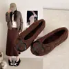 Sapatos felpudos estilo Chanel para mulheres Outono/Inverno 2026 Uso externo Com pelúcia extra Sola plana Mocassins Celebridade da internet Slip-on Pelúcia quente