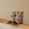 Primeiro Encontro Ji Retro 2026 Outono/Inverno Novo Estilo Botas Femininas de Cano Curto Bico Redondo Lona com Cadarço Fundo Plano Botas da Moda Maillard