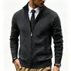 Suéter de punto grueso con forro de polar para hombre, moda casual de otoño e invierno europea y americana, chaqueta cárdigan con cuello alto de moda