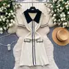 Vestido feminino estilo retro chic coreano, com blocos de cor e gola polo de manga curta, estilo francês de verão com fivela de metal, acinturado, em seda gelada que afina