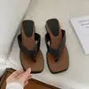 Chinelos grossos e estilosos com bico quadrado e plataforma para mulheres, para uso externo no verão, novas sandálias de praia antiderrapantes 2026
