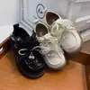 2026 Novos Mocassins Brilhantes Estilo Britânico com Laço de Couro Patenteado para Crianças, Sapatos de Couro para Meninas Princesas com Solas Grossas