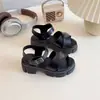 Novas Sandálias Romanas de Metal com Fivela Cruzada Estilo Coreano para Crianças 2026 Verão Meninas Tendência Sola Grossa