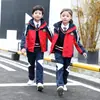 Uniforme de escuela primaria traje de primavera y otoño chaqueta de uniforme de clase de escuela secundaria conjunto de tres piezas al por mayor ropa de jardín de infantes ropa de otoño e invierno