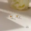 Brincos de Flor Margarida Pequena em Prata S999, Doces e Frescos, Brincos Amigáveis ao Ouvido para Mulheres, Versáteis para o Dia a Dia