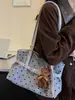Bolso tote de lunares de nicho de estilo coreano muy elegante, nuevo modelo otoño 2026, bolso de hombro casual de gran capacidad para el trabajo y los desplazamientos