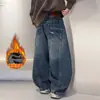 Pantalones vaqueros forrados de felpa para niños, estilo nuevo Invierno 2025, para niños grandes, pantalones cálidos, ropa de invierno engrosada para niños, pantalones de pierna ancha