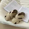 Mules fechadas com tiras cruzadas vazadas em estilo retrô para mulheres, calçados de verão para uso externo 2026, sandálias slip-on versáteis