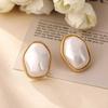 Aretes Asimétricos de Aguja de Plata Imitación con Perlas Doradas para Mujer, Únicos y Elegantes, Aretes de Diseño Nicho con Sentido del Diseño