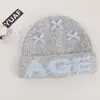 Gorro de alta qualidade feito com mistura de lã coreana, perfeito para outono e inverno, faz seu rosto parecer menor, apresenta um padrão jacquard com letras e tem um caimento solto e confortável
