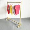 Hierro dorado tienda de ropa para hombres y mujeres estante exhibidor estante tipo isla de pie estante lateral estante para ropa barra horizontal