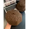 Boina con Estampado de Leopardo para Mujer, Estilo Retro Americano, Boina de Moda que Adelgaza el Rostro, Boina Versátil de Artista para Circunferencia de Cabeza Grande