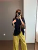 Camiseta de algodão casual e versátil com toque leve e fluido, corte solto, gola redonda, mangas com ombros caídos e fendas laterais