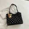 Bolsa de mão retrô com bolinhas para mulheres, nova bolsa de ombro casual para o outono/inverno de 2026, grande capacidade, bolsa tote versátil