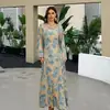 Vestido Cuadrado de Manga Larga con Estampado Floral Azul y Puños Ribeteados Estilo Étnico Amazon Otoño 2025