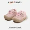 Sapatos de caminhada para bebês de primavera e outono, novo design funcional para bebês, unissex, casuais e leves, adequados para bebês e crianças pequenas, com sola macia antiderrapante para meninas