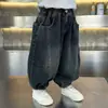 Jeans infantis primavera e outono calças compridas novas roupas infantis de primavera calças soltas calças compridas infantis estilo de rua moderno e descolado