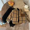 Camisa con Forro de Polar para Niños 2026 Otoño/Invierno Nuevo Estilo Niños Tallas Mediana y Pequeña Camisa Chaqueta Cuadros Atractiva Ropa Exterior Gruesa para Bebé