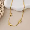Cadena de Hueso de Serpiente de Acero Inoxidable Dorado Lele Jewelry Tres Mariposas Diseño Tridimensional Cadena para Clavícula Moda Femenina Collar Europeo y Americano