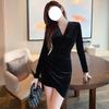Vestido Elegante Outono e Inverno com Decote V Cruzado, Ombro Almofadado, Ajustado ao Corpo, Vestido Curto Feminino de Veludo Dourado Franzido, Bodycon Irregular